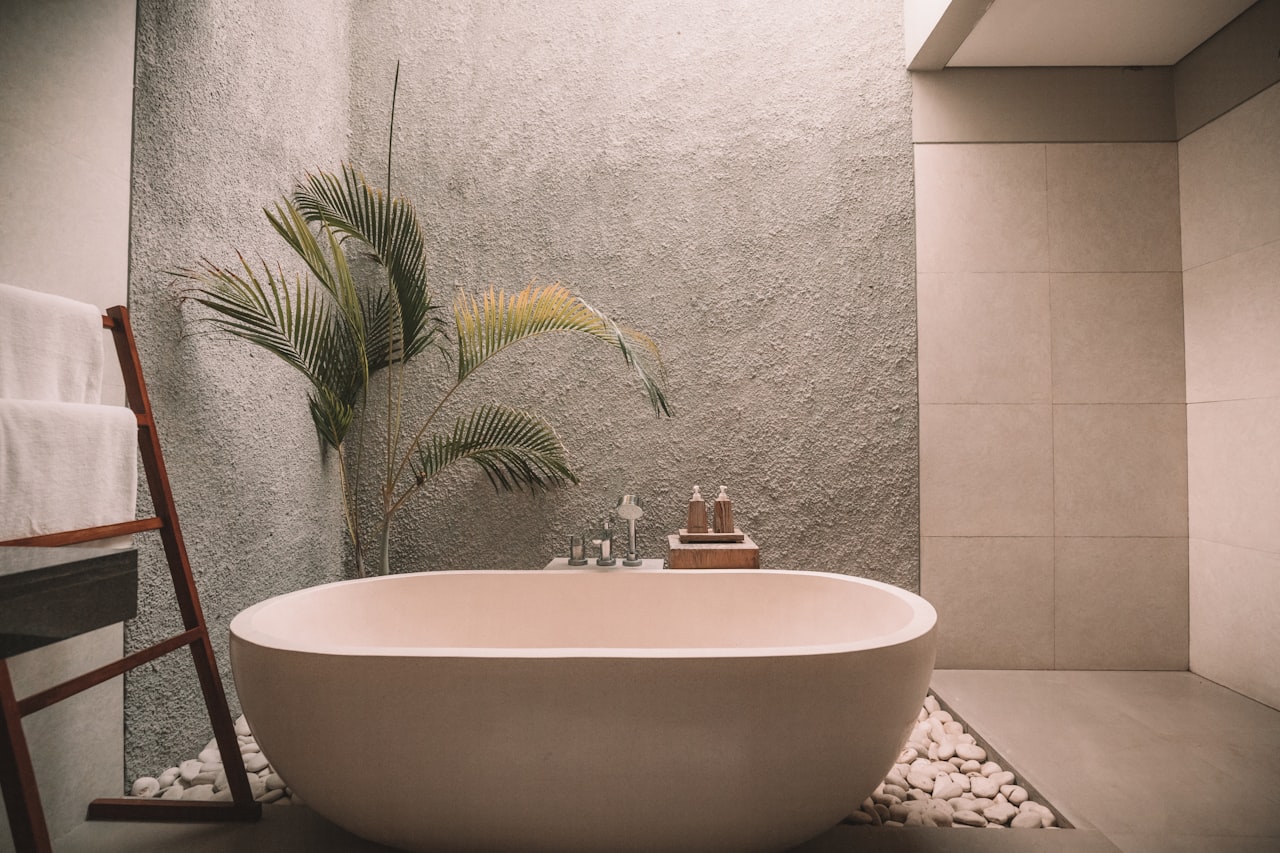 Bagno contemporaneo con vasca Monza
